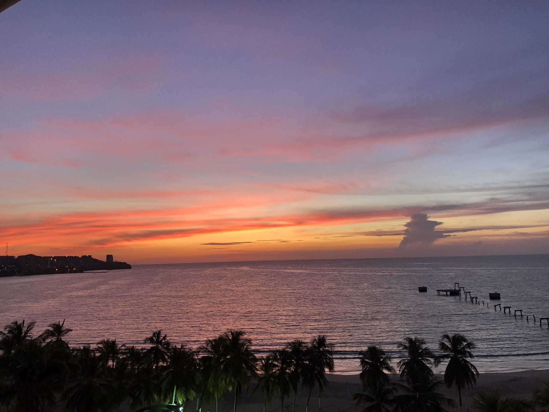 Sonnenuntergang über einer Bucht auf Margarita